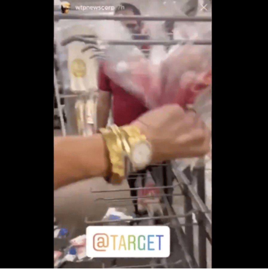 视频|美国女子破坏商店口罩被制止后大喊：白人不能砸吗？