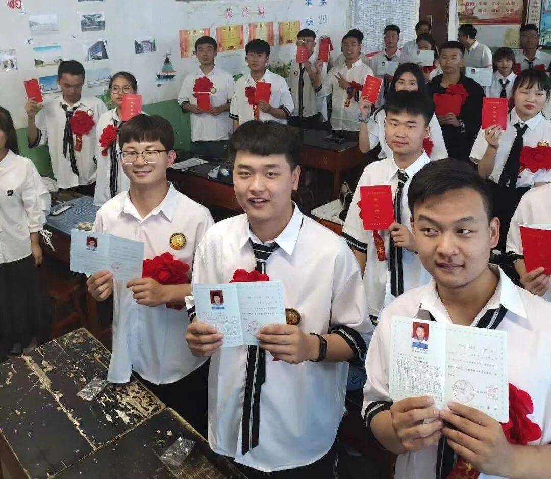 走到高考前最后一天 毕 业 2020年7月5日,山丹一中全体高三学生聚集一
