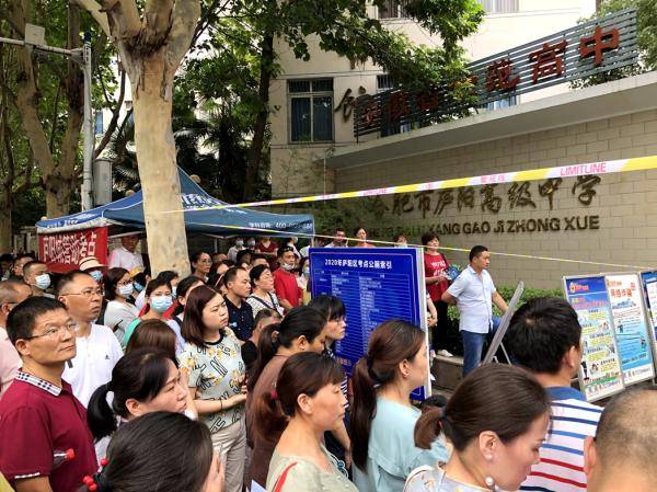合肥市|组图：高考第一天结束 考场外最真实的画面记录