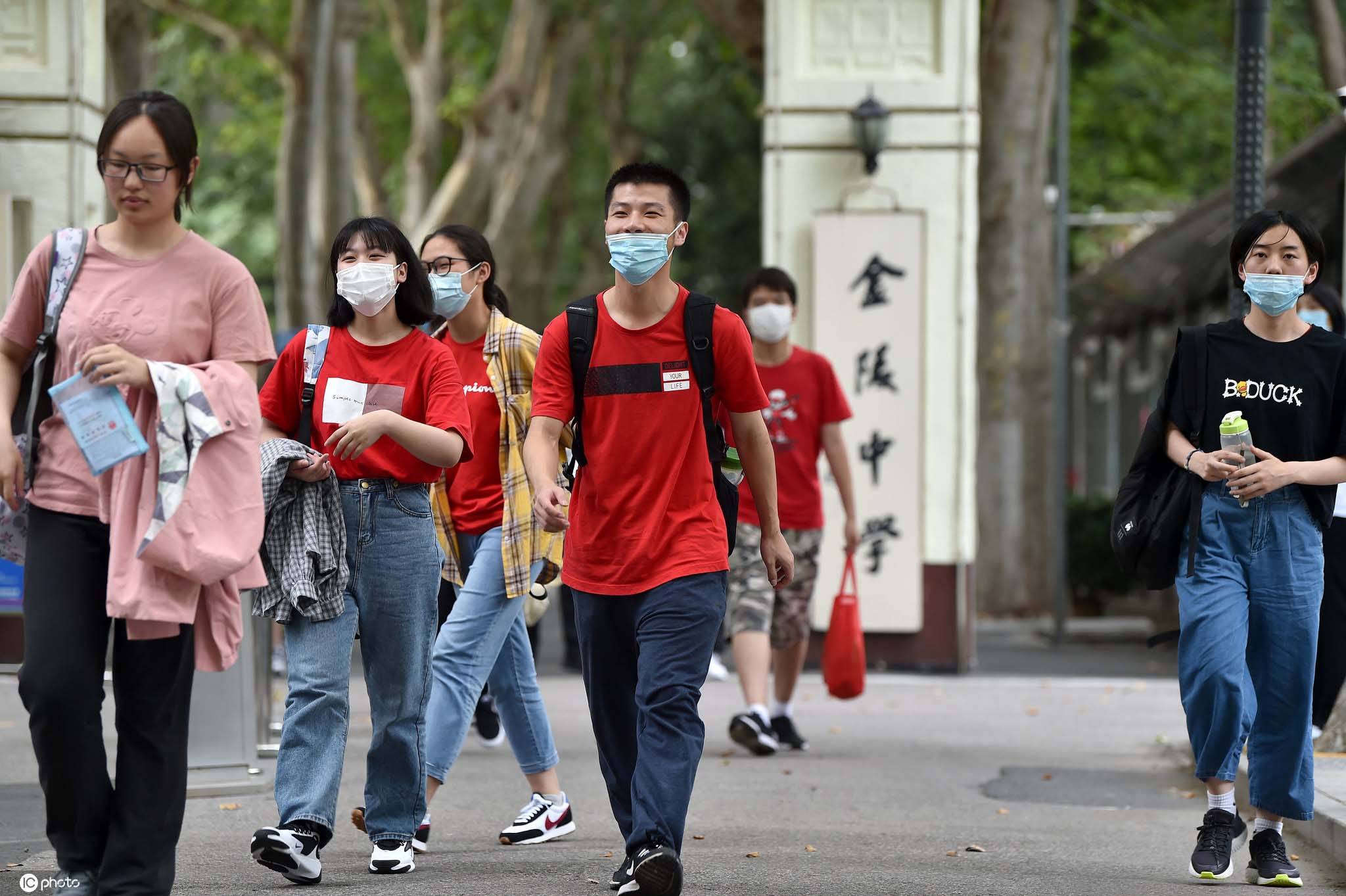 高考首场语文考试结束 南京考生走出考场