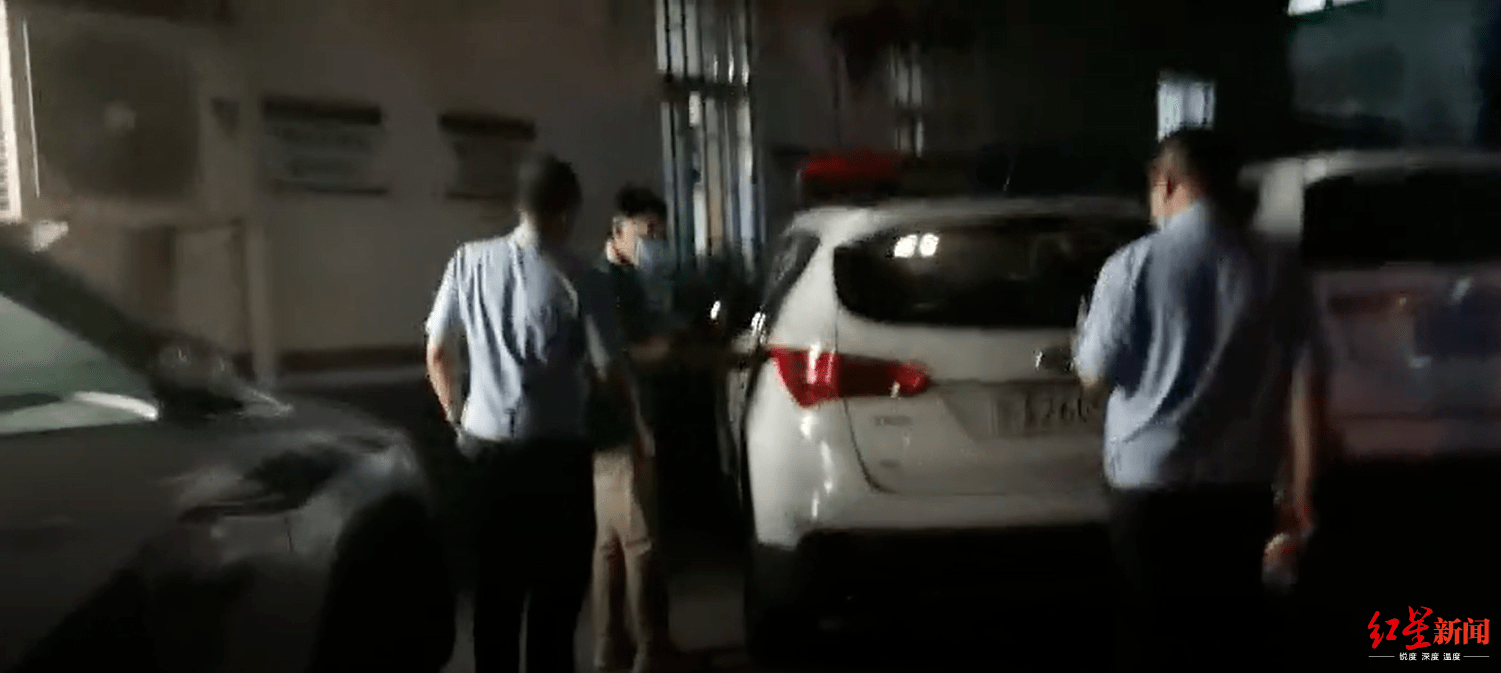 警方|“强闯”当当后李国庆配合警方调查，进入派出所11小时后被民警带离