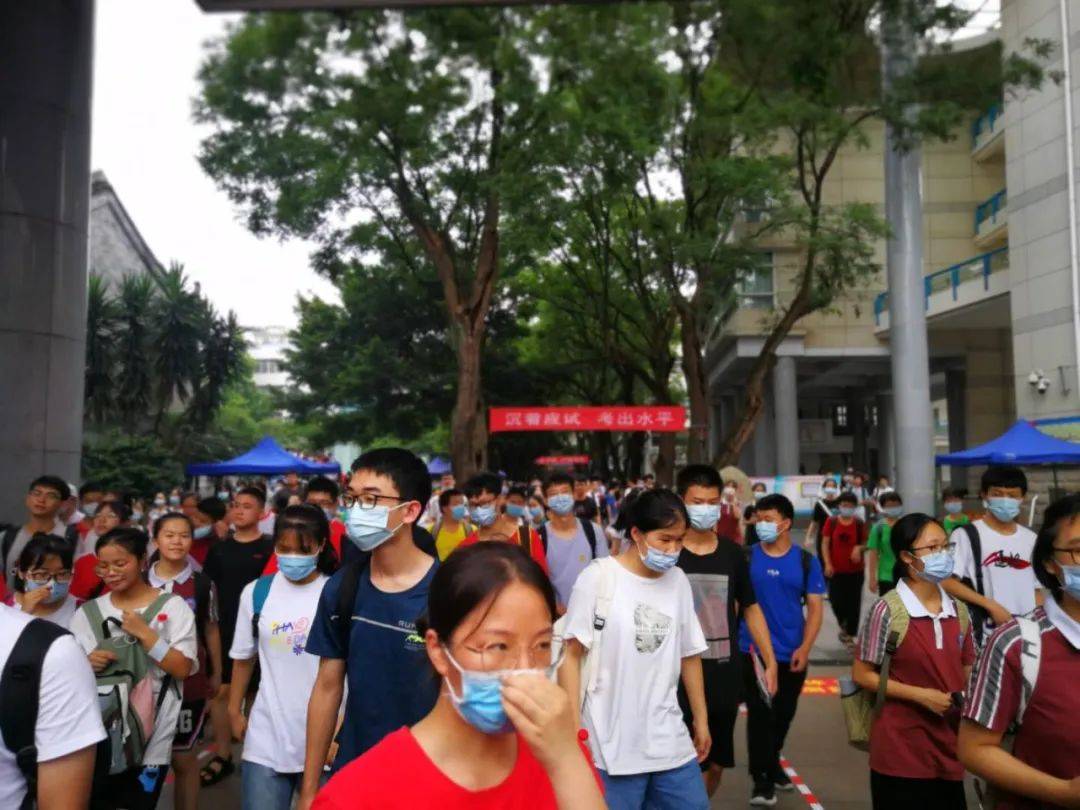 高考|多图直击桂林高考现场!这一幕幕让人动容…