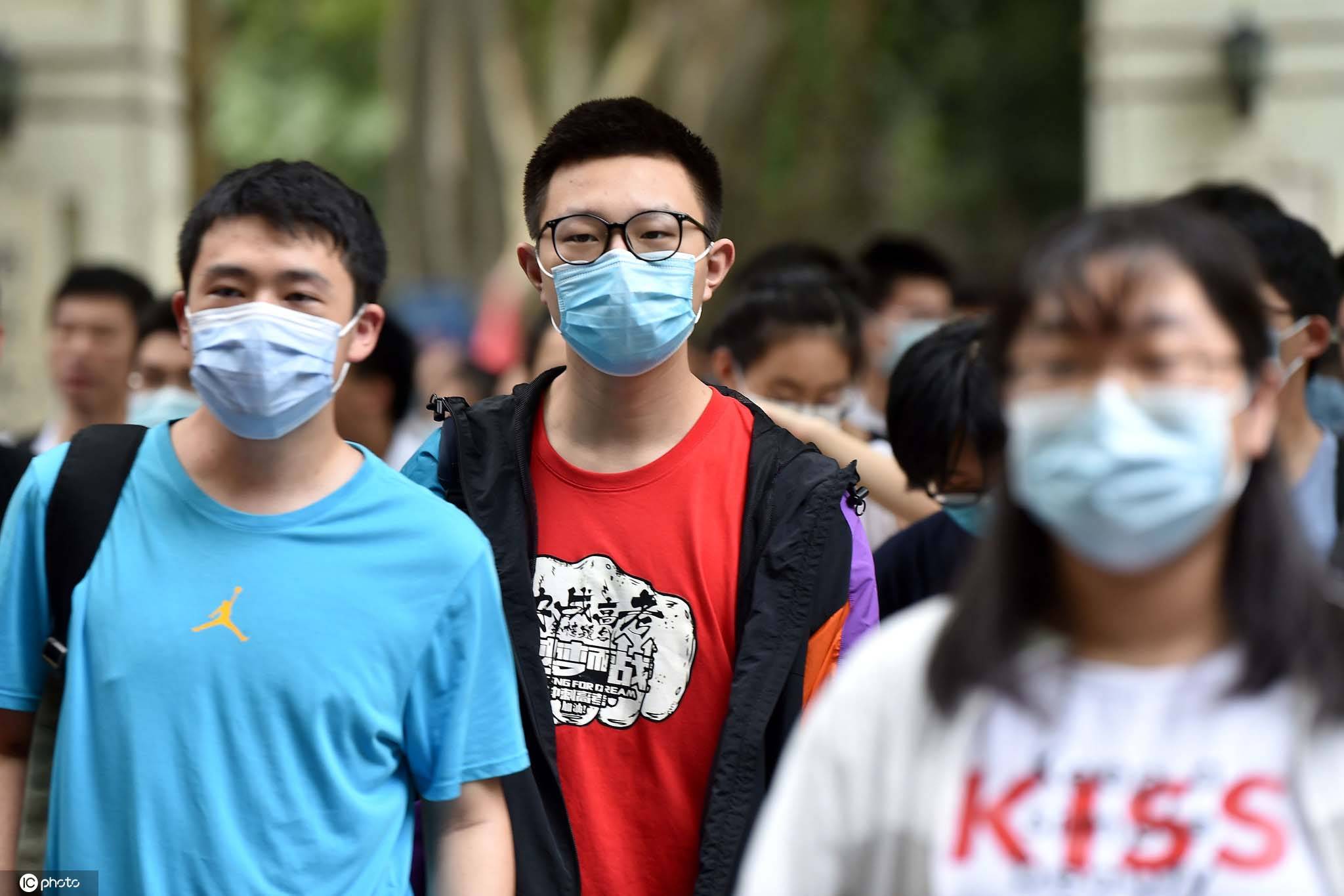 南京|高考首场语文考试结束 南京考生走出考场