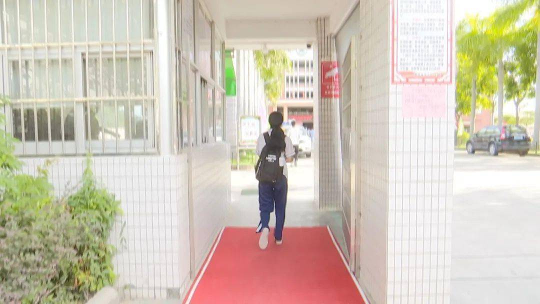 今天是高考的第一天,我现在所在位置是晓升中学的考场外面,现在是早上