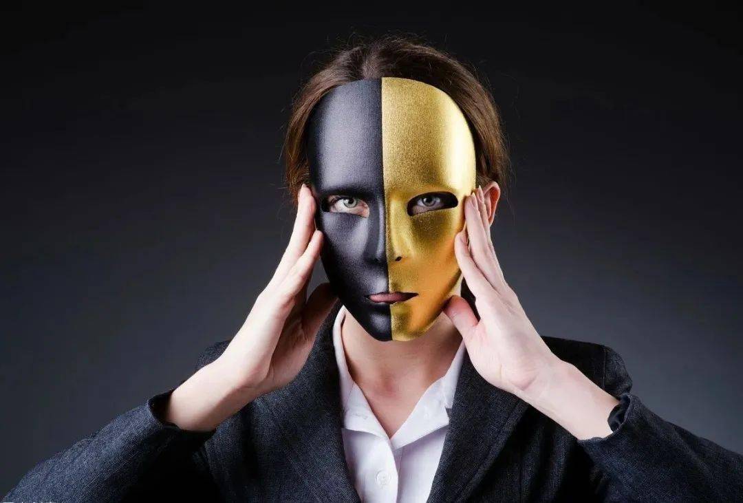 目中无人,穷奢极欲,人前显贵;有了点地位和权势,就高高在上,狂妄自大