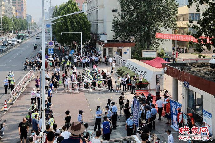 考场|直击现场丨2020高考第一天 考场外那一道亮丽的风景线