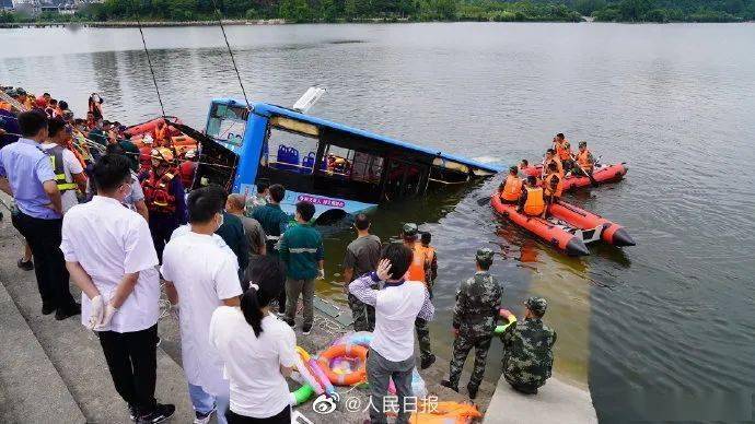 画面|痛心！贵州公交坠湖已致21人遇难，包含一名学生（视频）