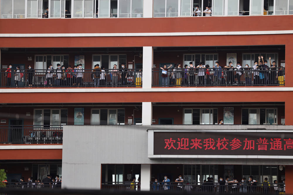 武汉|经历疫情和高考双重考验，武汉5.35万名“后浪”走出考场