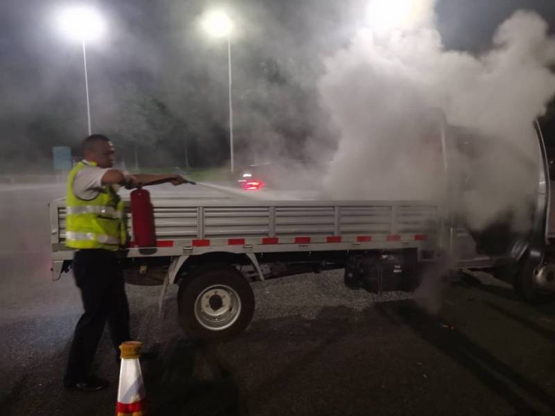 司机|疑因一颗丢弃的烟头，小货车在高速公路收费站排队时起火