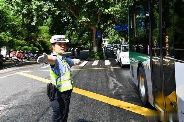 和孚大桥|交警紧急护送，开考前3分钟将考生顺利送达考场