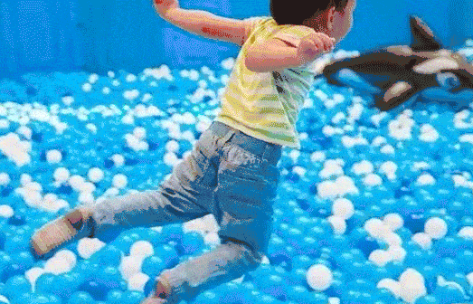 晒朋友圈,秀恩爱的bigger背景 躺在萌萌球上 趴轻飘飘的萌萌球里