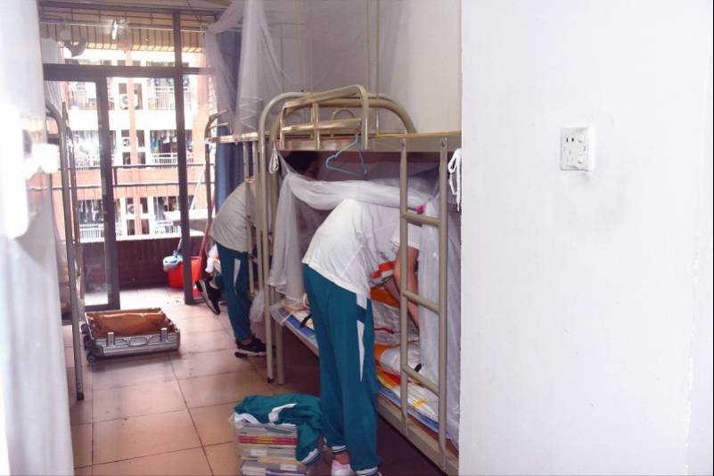 离校|高考结束了，这些高三学生集体回到学校做最后一件事……