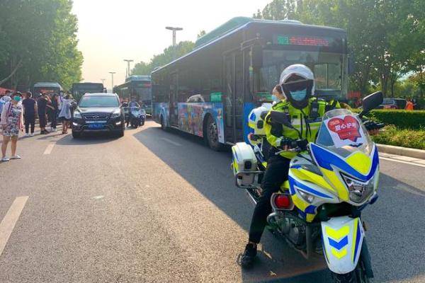 一年一度|加油吧，后浪！高考第一天郑州交警、志愿者全面为高考保驾护航