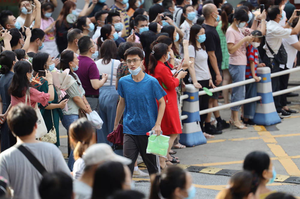 武汉|经历疫情和高考双重考验，武汉5.35万名“后浪”走出考场