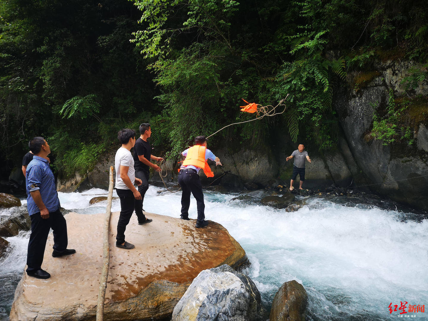 紧急救援 游客翻越北川景区护栏,站岩石上拍照不慎坠河被冲走