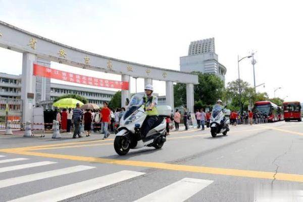 和孚大桥|交警紧急护送，开考前3分钟将考生顺利送达考场