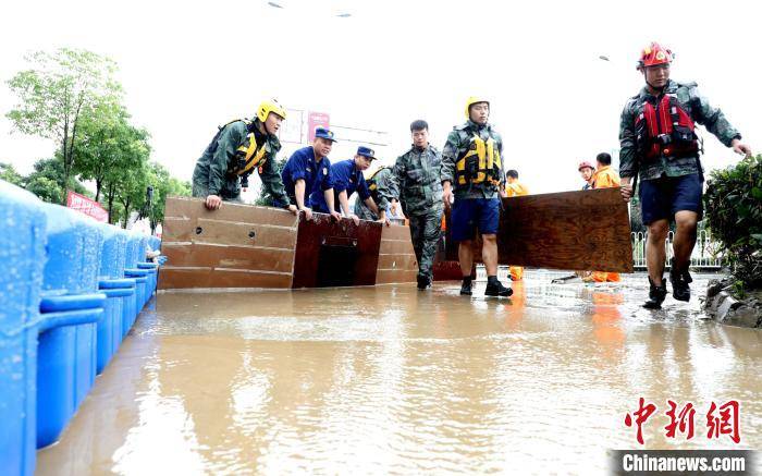 考生|护航学子去高考