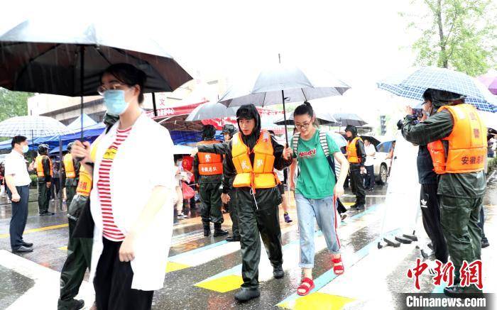 考生|护航学子去高考