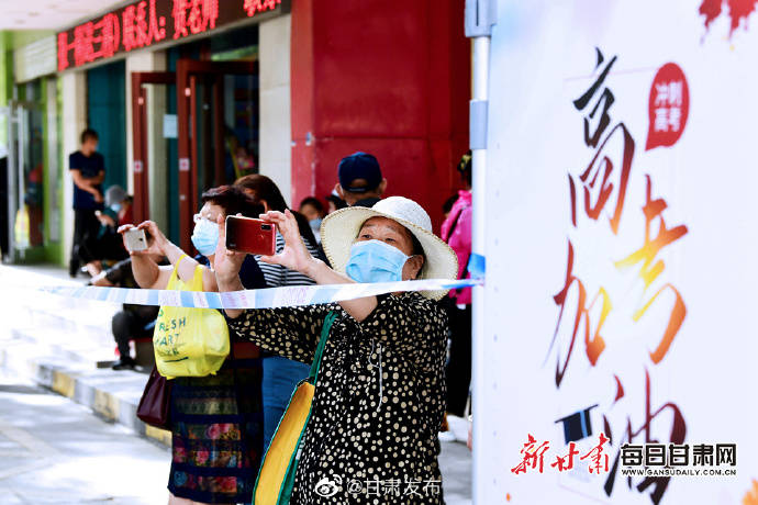 旗袍|穿旗袍、拉横幅、送拥抱……“花式”送考只为给你力量与好运