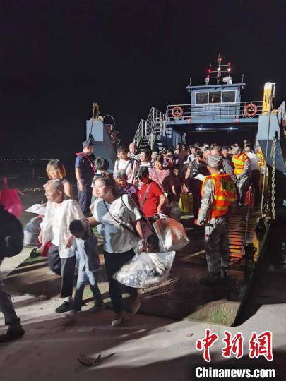 富阳|新安江水库首次9孔全开泄洪 下游群众彻夜紧急转移