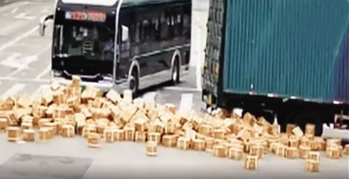 厢式货车|1000多箱茅台“翻车”司机当场崩溃“赔不起”