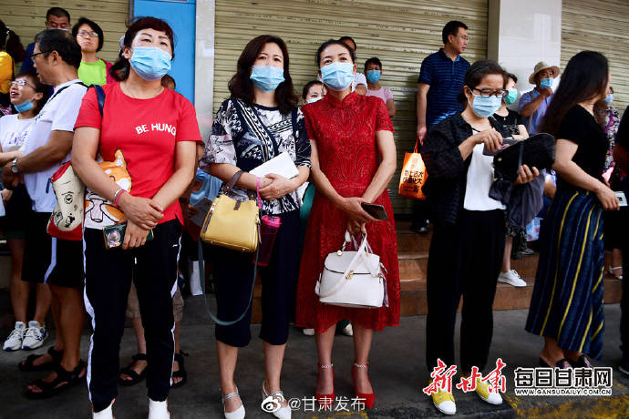 旗袍|穿旗袍、拉横幅、送拥抱……“花式”送考只为给你力量与好运