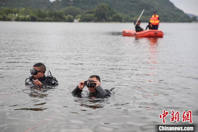 人员|贵州安顺公交车坠湖人员搜救工作连夜进行