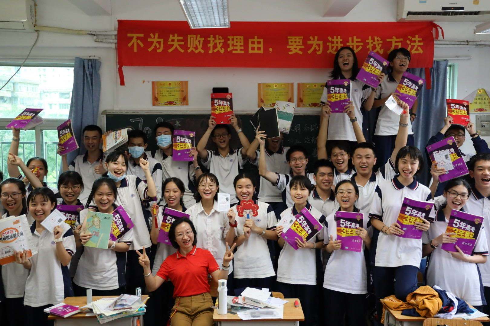 记者|直击广州各中学高考结束瞬间，鲜花、拥抱、爸爸妈妈的吻！