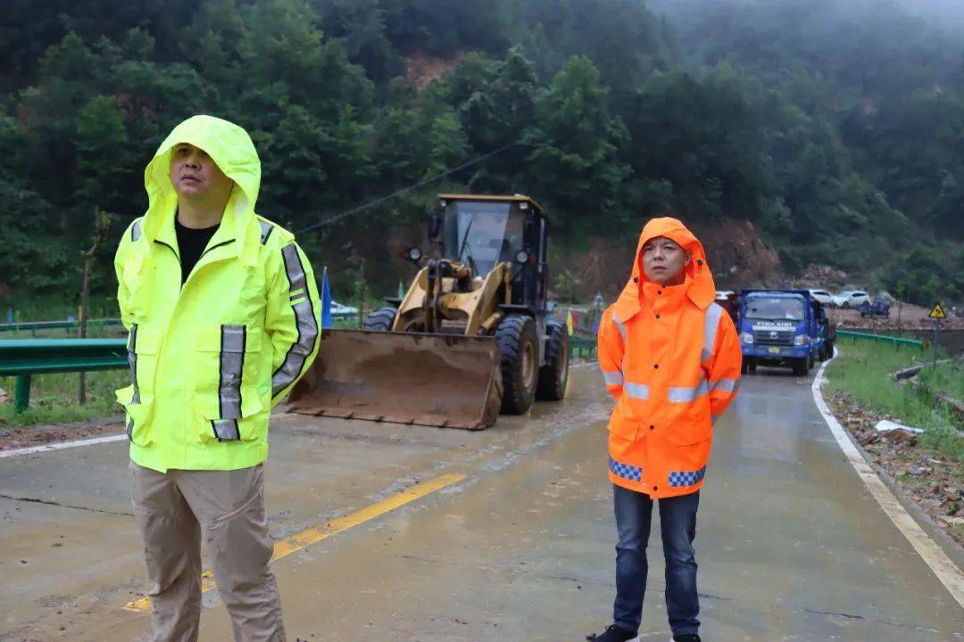 英山暴雨过后造成多地塌方交通中断抢险突击队火速赶赴灾害点抢险救灾