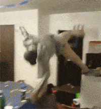 搞笑GIF:妹子的包里如果不是化妆品,那一般只有零食