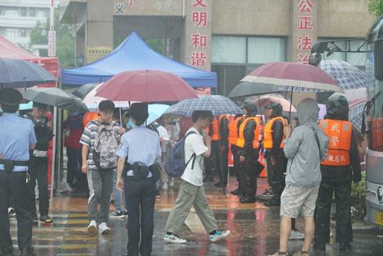 高考|不同寻常的歙县高考：被暴雨阻断的赶考路，和两场未完待续的补考