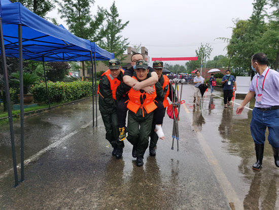 进考场|歙县高考重新开启：3名武警官兵把骨折考生背进考场