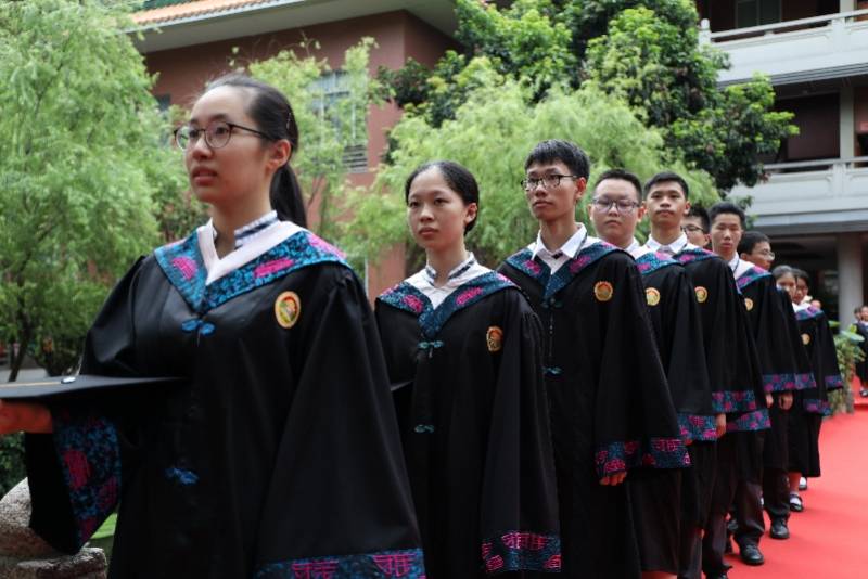 冠冕|广雅中学坚持十年为学生举行毕业冠冕礼，今年有点特别