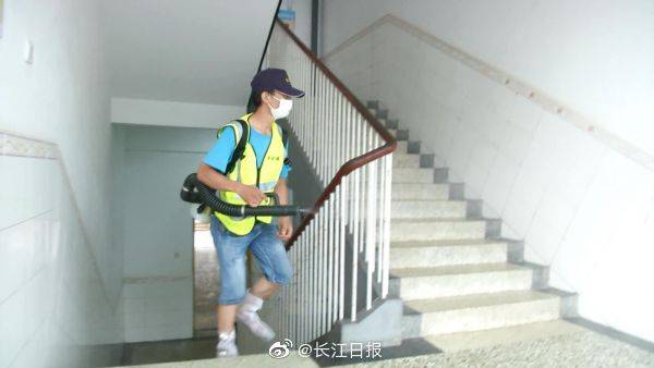 武汉|为迎接学生们复课，这所高中的老师把楼梯扶手都擦干净了