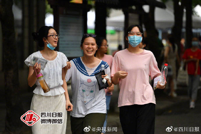 高考|我！们！考！完！了！高考结束考生冲出考场的瞬间