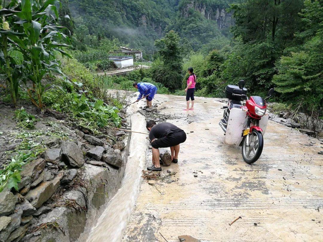 清坪镇二台坪村 清理路障.