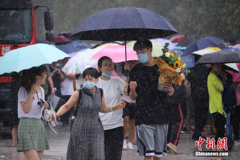 考试|2020年全国高考 考生结束考试走出考场