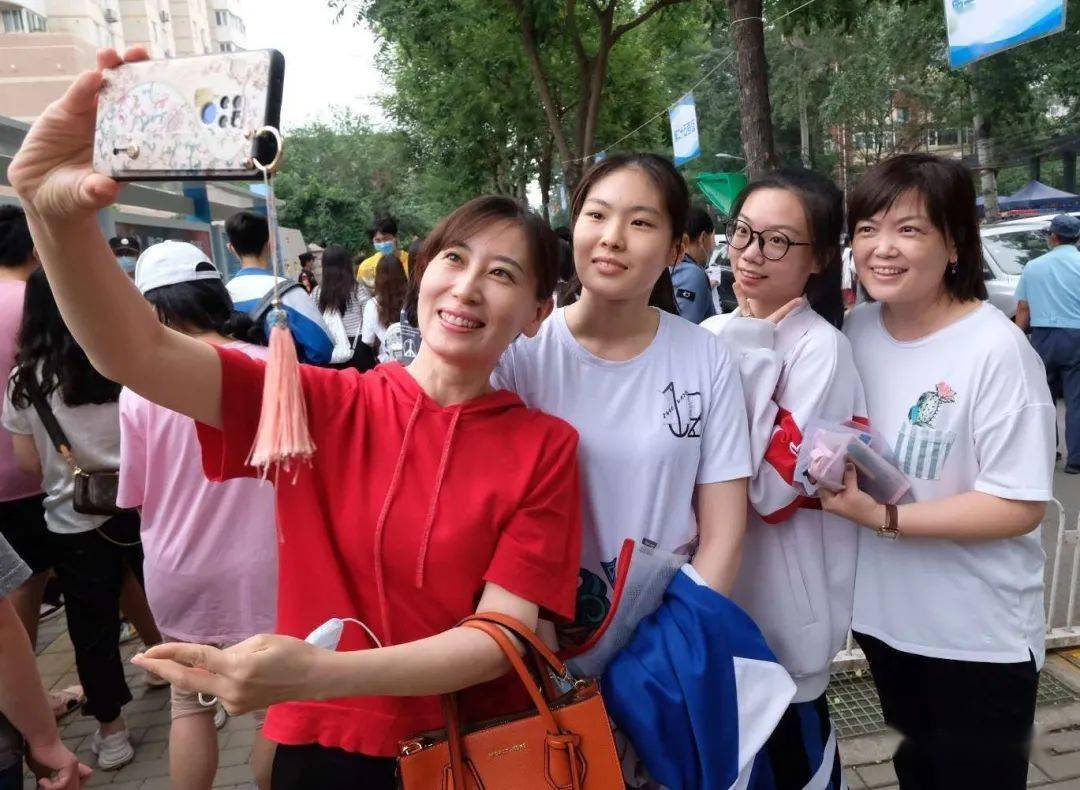 考生|“史上最长高考”结束 有鲜花有拥抱