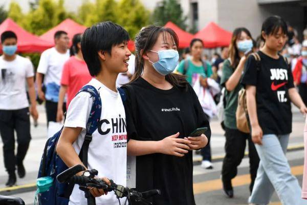 高考|?高考结束！开心到“劈叉”！