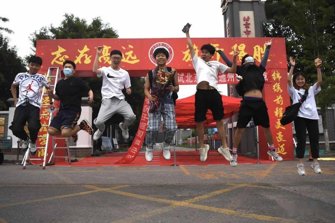 考生|“史上最长高考”结束 有鲜花有拥抱
