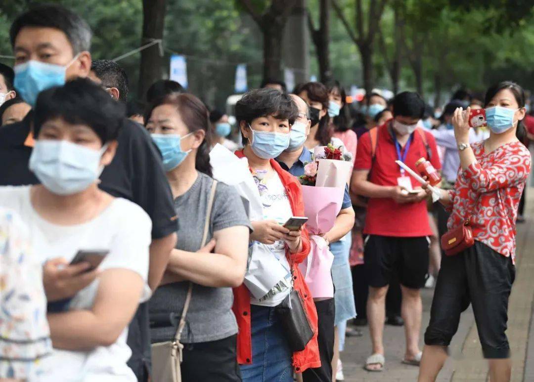 考生|“史上最长高考”结束 有鲜花有拥抱