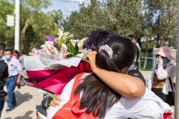 高考|?高考结束！开心到“劈叉”！