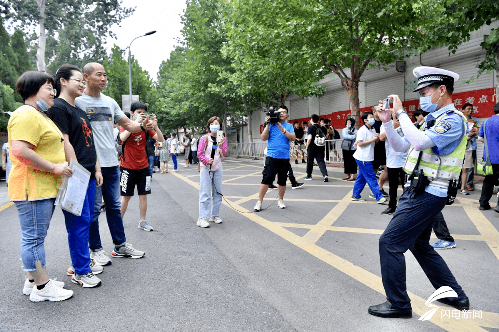 鲜花|影像力丨定格高考结束瞬间，鲜花、拥抱、还有妈妈的吻……