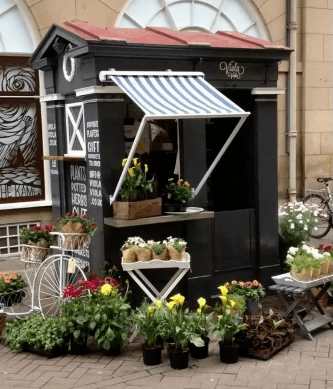 移动花店"应该会让人感到温暖和治愈吧在摆摊的经历中说不定会发生