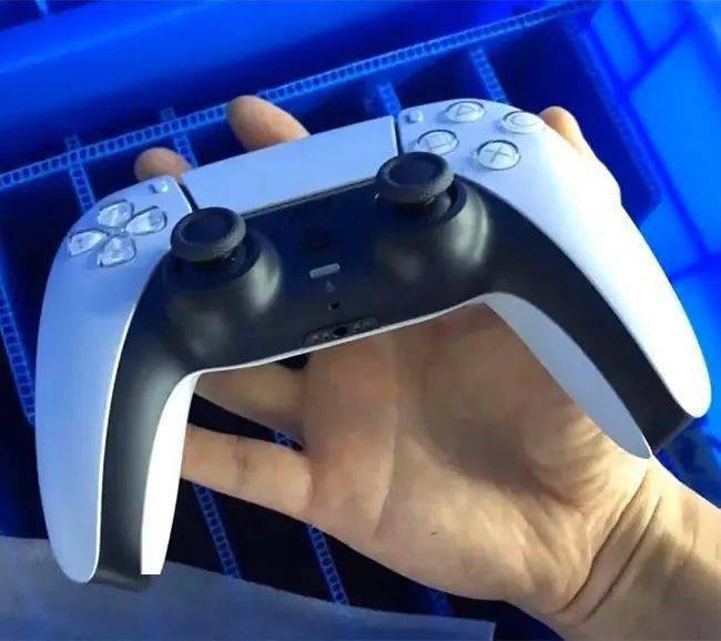 ps5 dualsense手柄实拍照片流出丨果然有一腿!索尼2.5亿美元投资epic