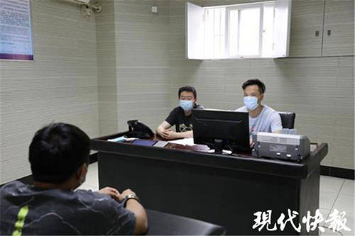 男子赌球欠下巨债，“卖”额温枪骗了160多万