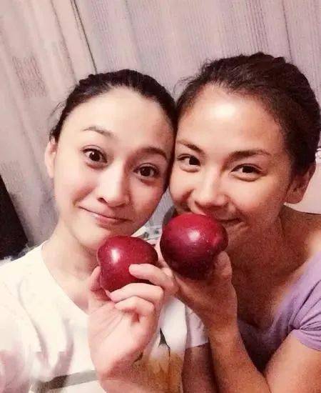 同龄人|李小冉的确是44岁,但素颜太清纯了,衬得同龄人好老!