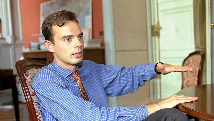 法国总理|刚刚请辞的法国总理，星战迷、打拳击，还是位有衣品的美男子