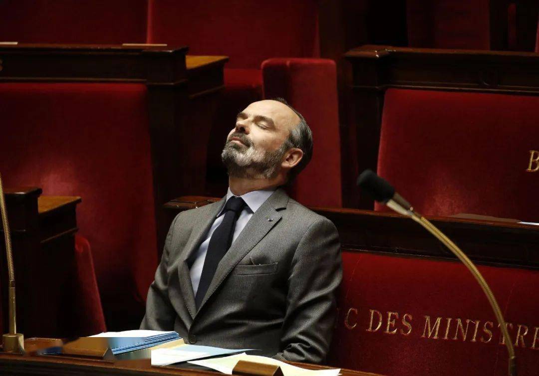 法国总理|刚刚请辞的法国总理，星战迷、打拳击，还是位有衣品的美男子