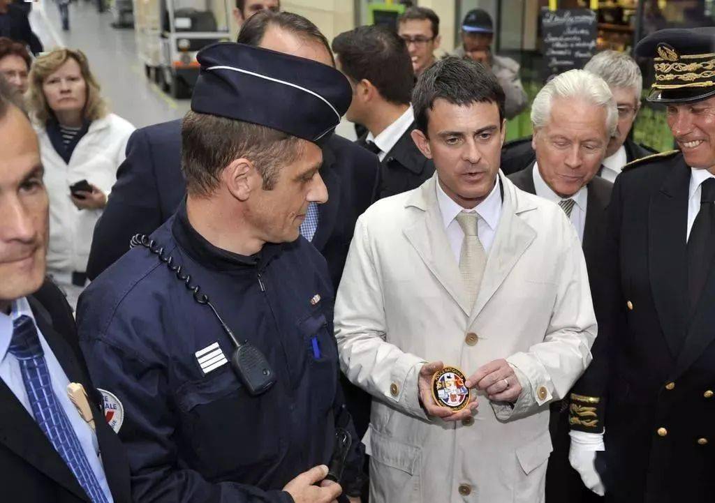 法国总理|刚刚请辞的法国总理，星战迷、打拳击，还是位有衣品的美男子